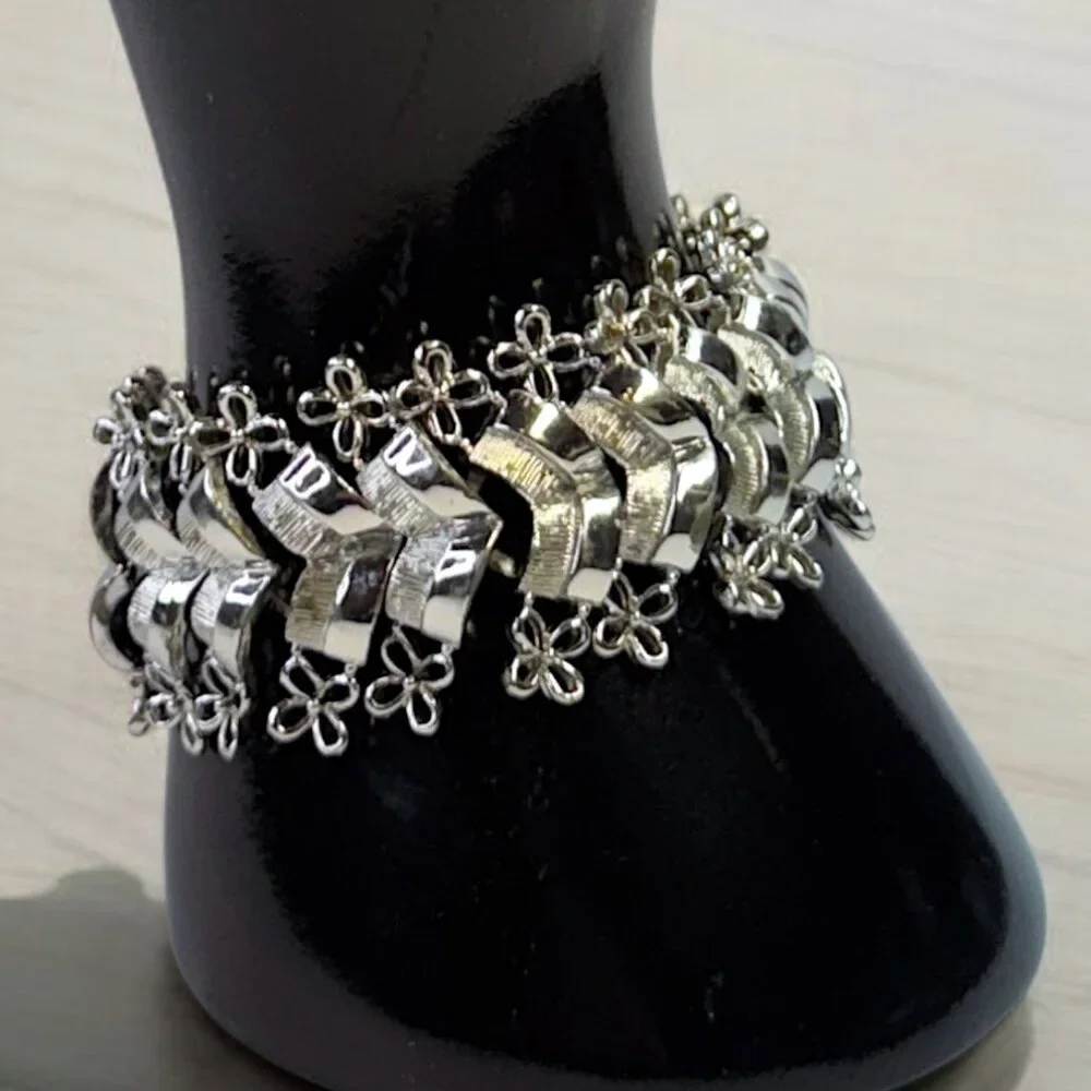 CORO Vintage Links Silver Tone Bracelet 7 inches - Picture 1 of 9